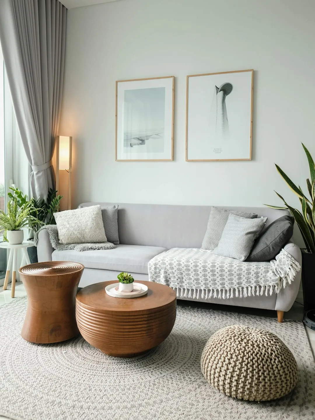 Aranżacja salonu: sofa, pufa, lampa i dywan z punktami produktowymi