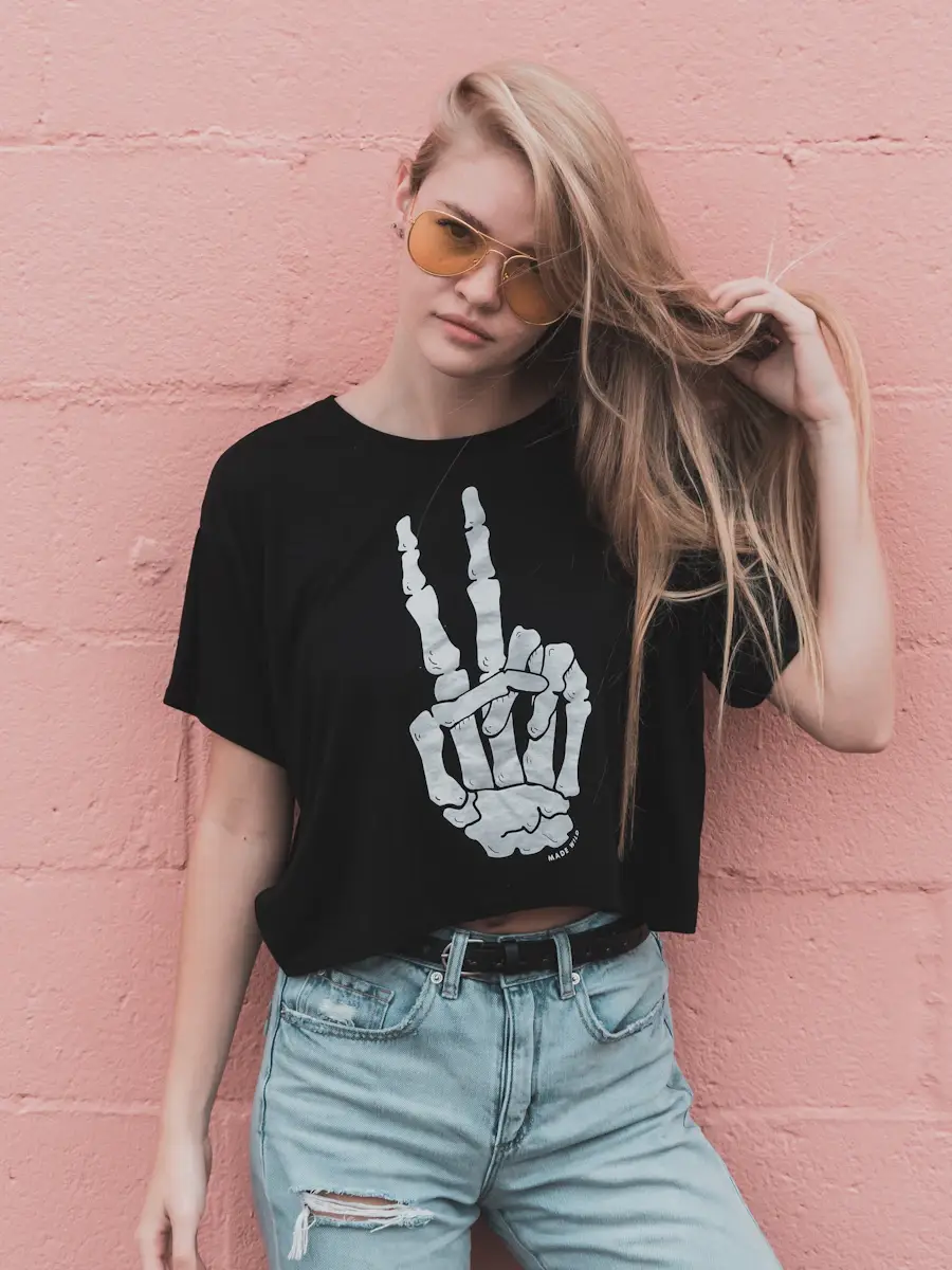 Look: t-shirt, jeansy i sneakersy